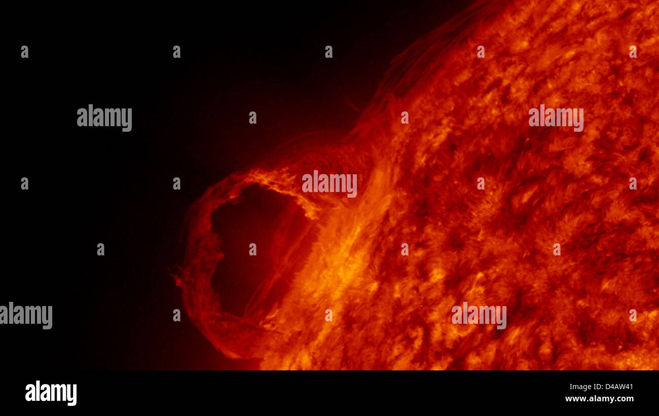 Das Solar Dynamics Observatory (SDO) erfasst hochauflösende Bilder der Sonne und ermöglicht es Wissenschaftlern, die Solaraktivität und ihre Auswirkungen auf das Weltraumwetter der Erde zu untersuchen. SDO ist Teil der Bemühungen des Goddard Space Flight Centers der NASA in den Bereichen Weltraumwissenschaft und Sonnenbeobachtung. Stockfoto