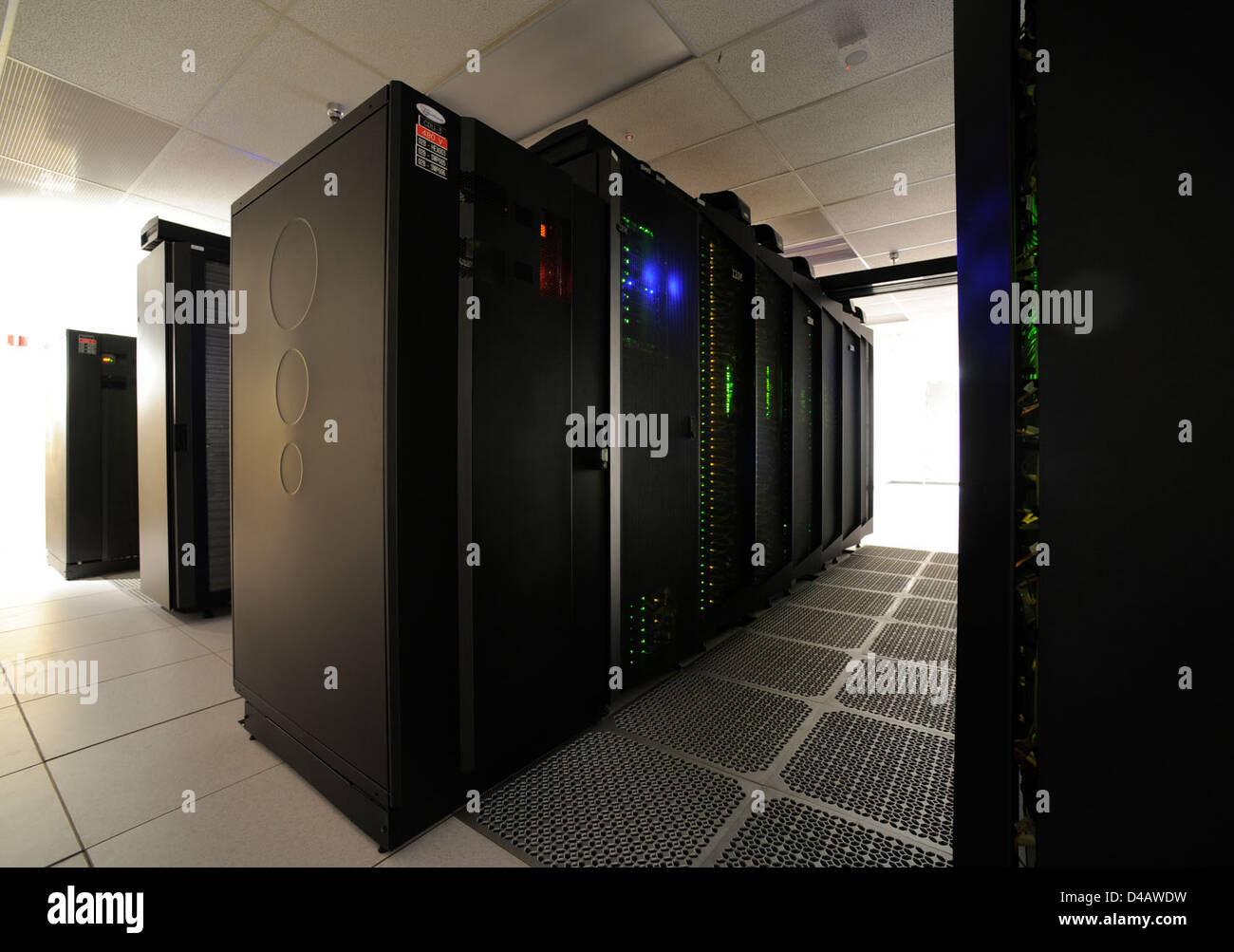 Das Zentrum für Klimasimulation der NASA betreibt Supercomputer 4, der für die Modellierung komplexer Klimasysteme entwickelt wurde. Die Einrichtung unterstützt die Umweltforschung und nutzt Hochleistungsrechner zur Analyse von Klimadaten und trägt zu den Erdwissenschaftsmissionen der NASA bei. Supercomputer 4 hilft beim Verständnis des Klimawandels und bei der Vorhersage von Umwelttrends. Stockfoto
