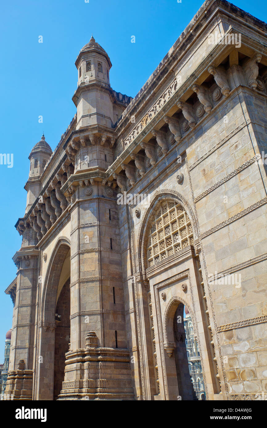 Vertikale nehmen des Gateway of India mit Blick auf das Taj Hotel aus ein seitlicher Blick auf einen Torbogen defokussierten Cameo-Auftritt Stockfoto