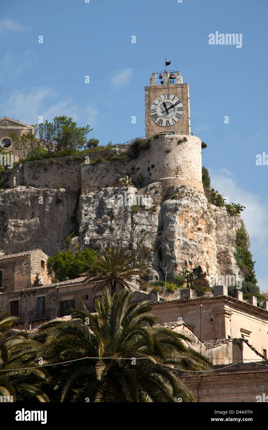 Modica, Italien, mit Blick auf die Burgruine mit dem auffälligen großen Uhrturm Stockfoto
