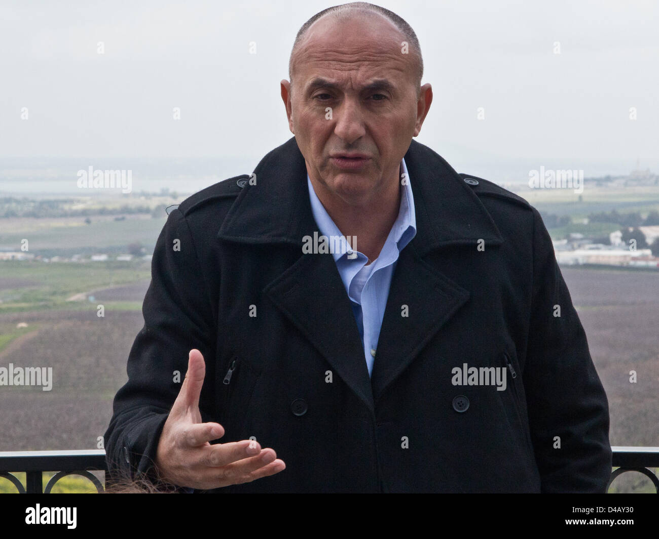 IDF Reserven Commander Kobi Marom informiert Journalisten zu den syrischen Aufstand und folgen der Spillover nach Israel mit Blick auf das UNDOF-Hauptquartier am israelisch-syrischen Grenze nach der Veröffentlichung von 21 UNDOF Friedenstruppen von syrischen Rebellen. Golanhöhen, Israel. 10. März 2013.  Blick auf den israelisch-syrischen Grenze auf den Golanhöhen zeigt landwirtschaftliche Felder auf der israelischen Seite im Vordergrund, der UNDOF-zentrale und der syrischen Stadt Quneitra jenseits der Waffenstillstandslinie von 1974. Stockfoto
