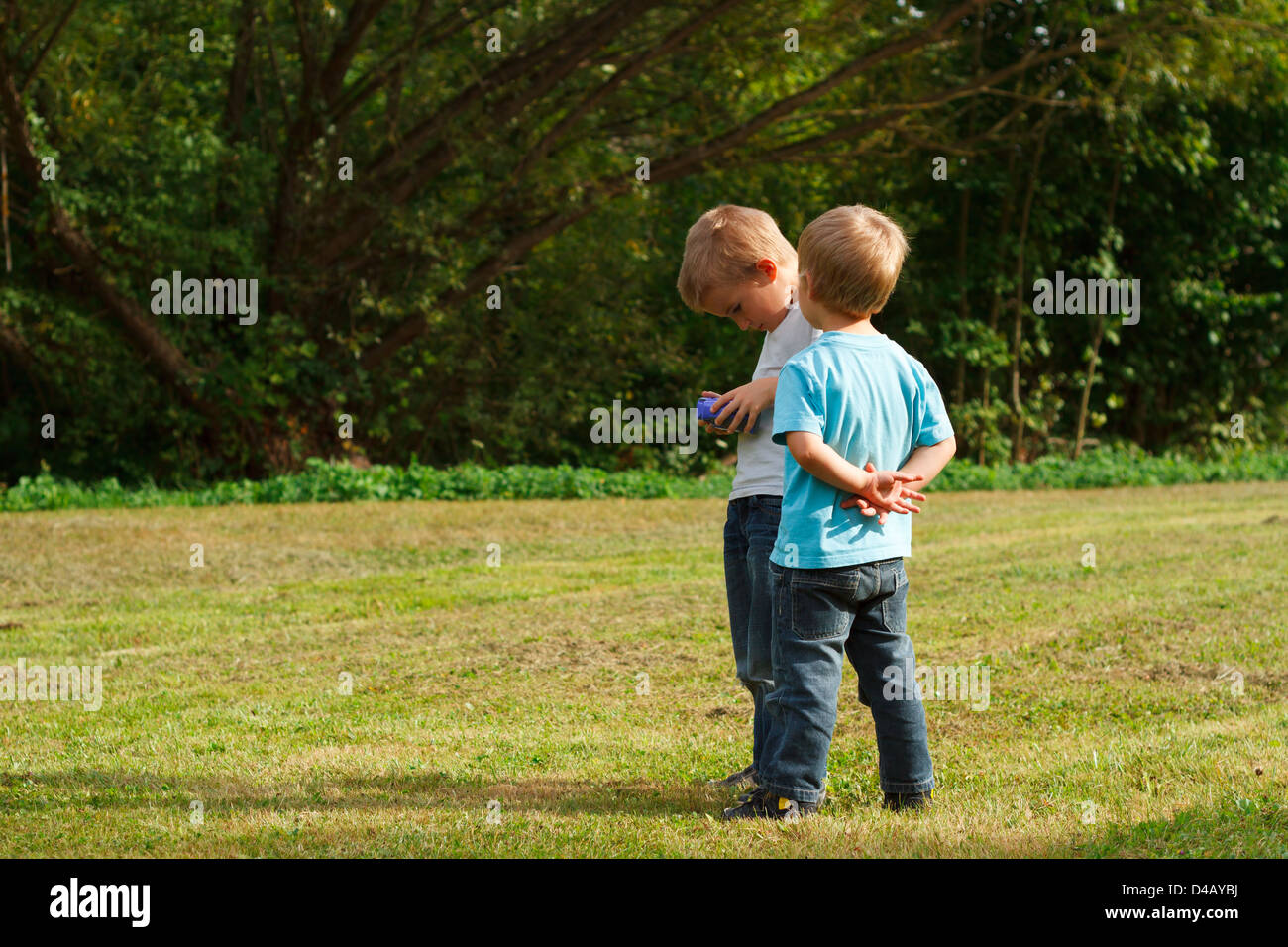 Zwei Jungs (4-7) im Park. Stockfoto