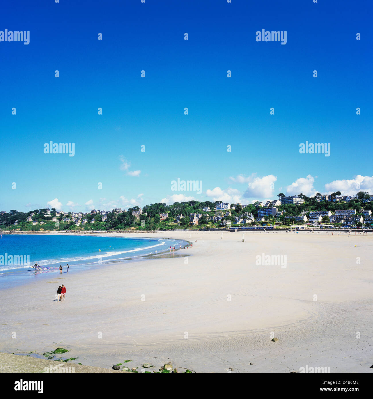 Strand und Stadt "Perros-Guirec" Brittany France Stockfoto