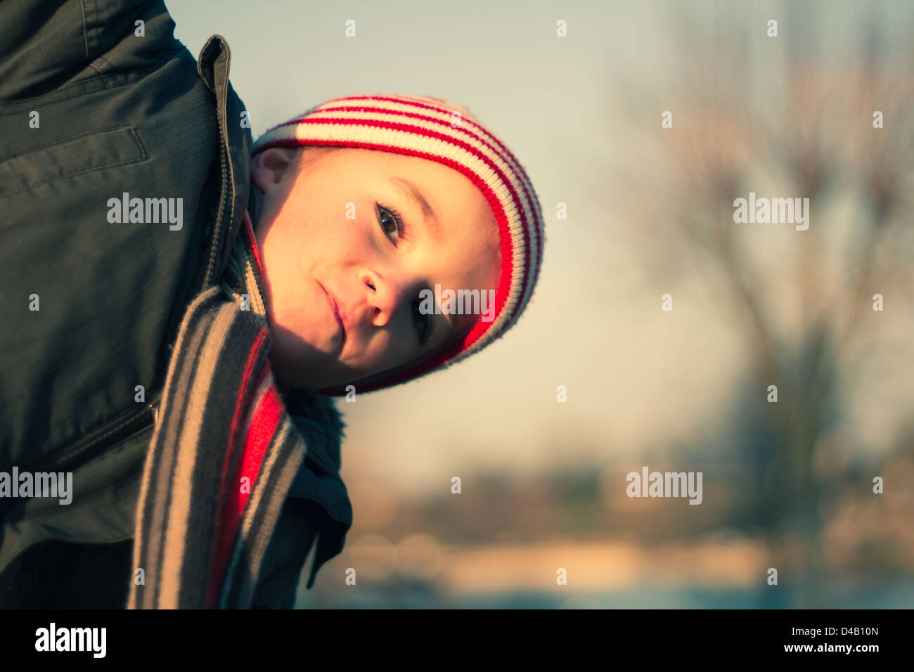 Porträt eines jungen (4-5) in Winterkleidung. Stockfoto