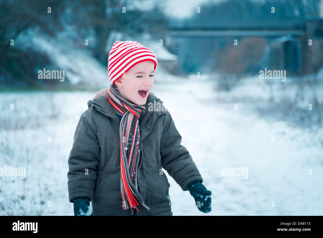 Junge (4-5) in Winterkleidung. Stockfoto
