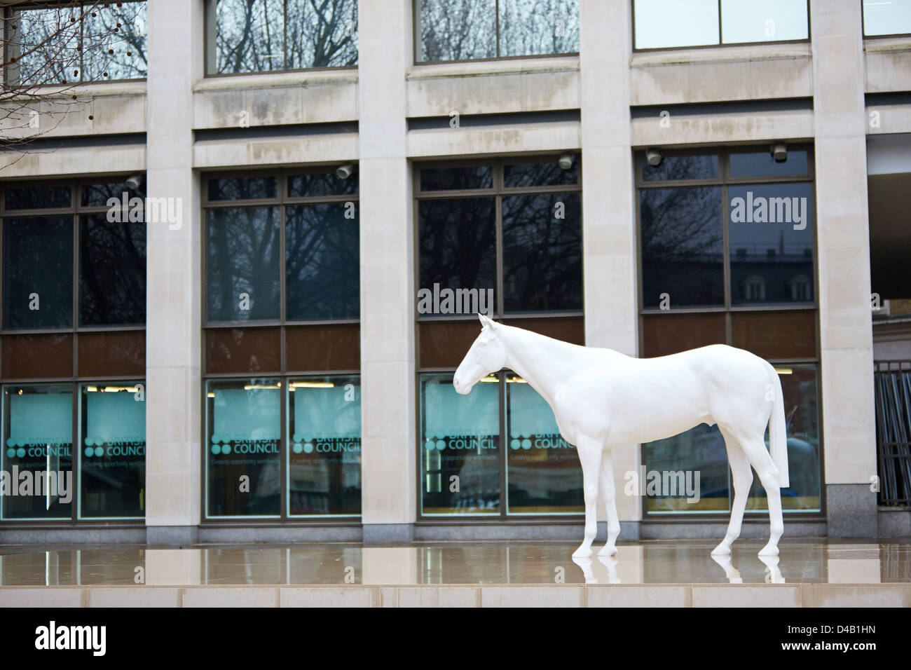 Gesamtansicht des "White Horse", eine Skulptur von Mark Wallinger außerhalb des British Council London Hauptsitz auf der Mall Stockfoto