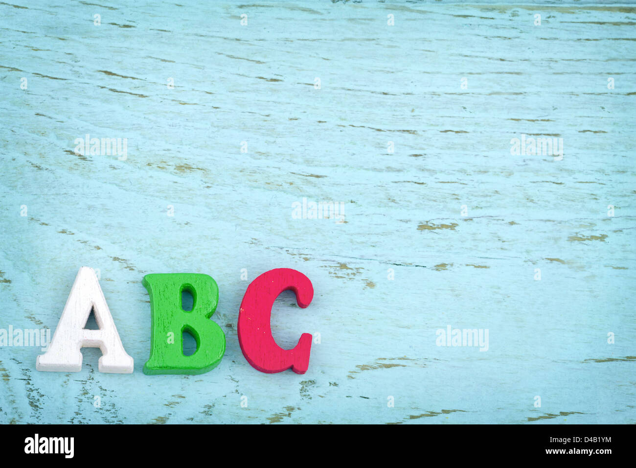 Buchstaben ABC auf Licht blau aus Holz-Vintage-Hintergrund - Schule und Bildung Hintergrund Stockfoto