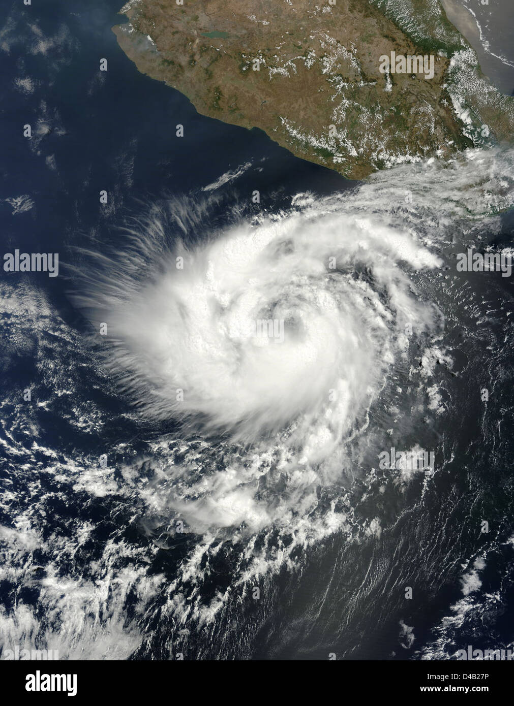 Ein NASA-Satellit erfasst ein Bild des Hurrikans Adrian und verfolgt seinen Weg und seine Intensität im östlichen Pazifik. Der Satellit liefert wichtige Daten für Prognosen und Katastrophenmanagement. Stockfoto
