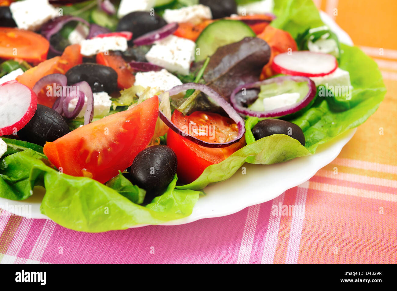 Frischer Salat am Küchentisch Stockfoto