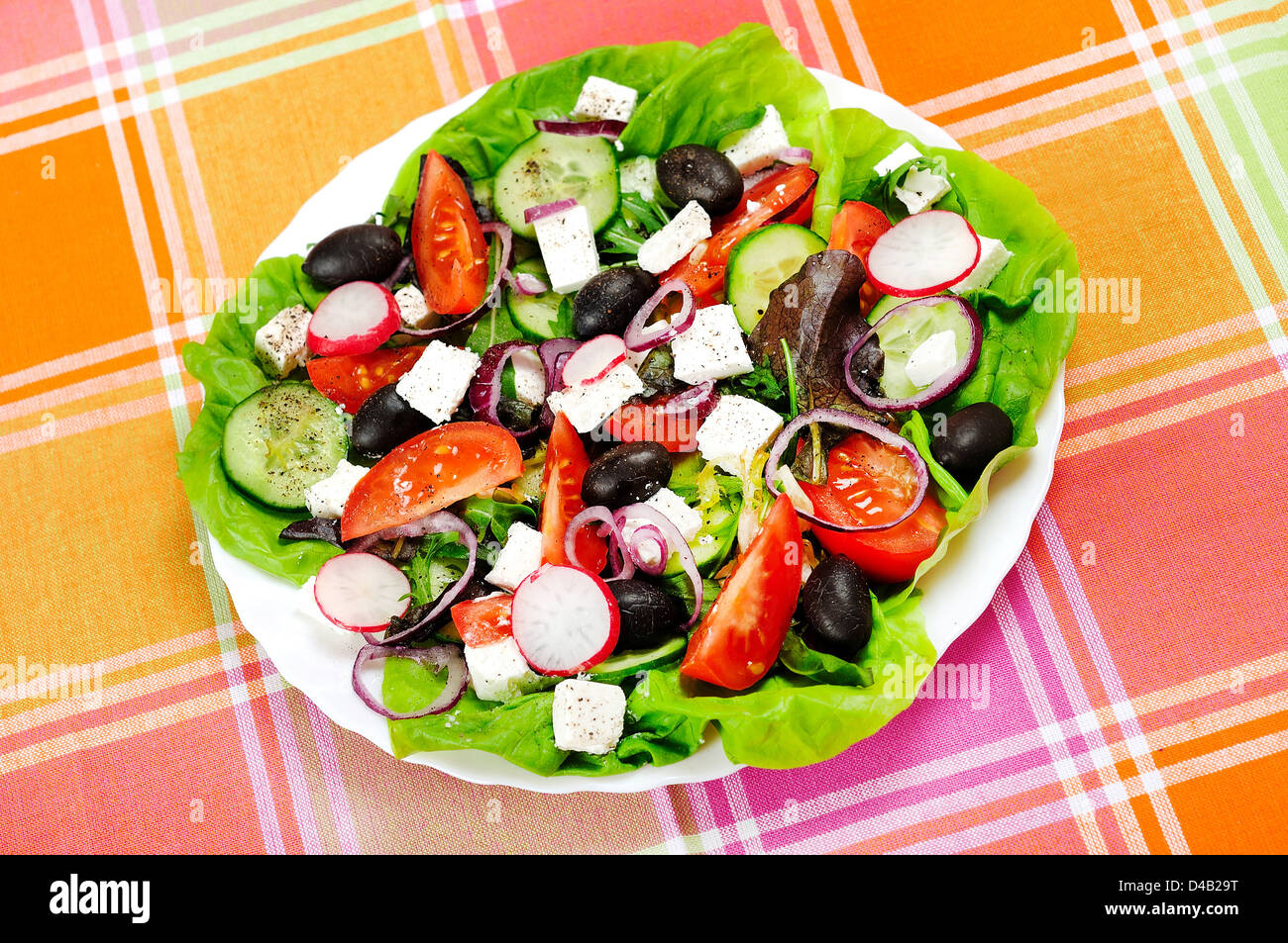 Frischer Salat am Küchentisch Stockfoto