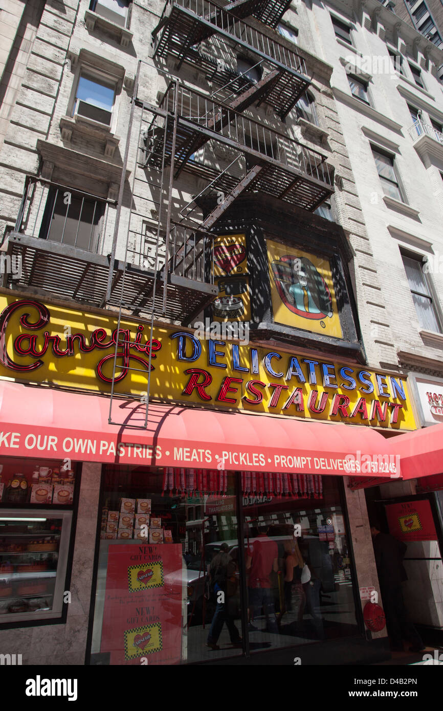 2010 HISTORISCHES RESTAURANT CARNEGIE DELICATESSEN SEVENTH AVENUE MIDTOWN MANHATTAN NEW YORK CITY USA Stockfoto