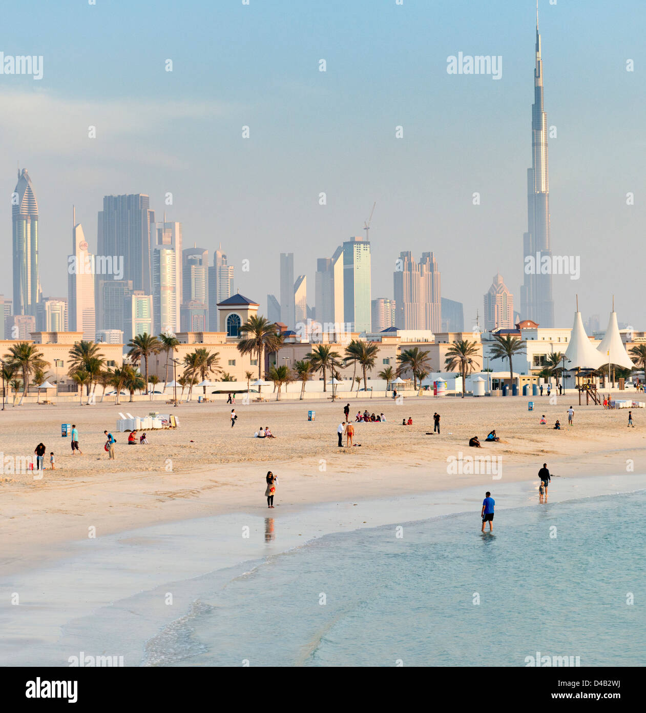 Blick auf Skyline von Dubai mit Wolkenkratzern und Jumeirah Open Beach in Dubai Vereinigte Arabische Emirate Stockfoto