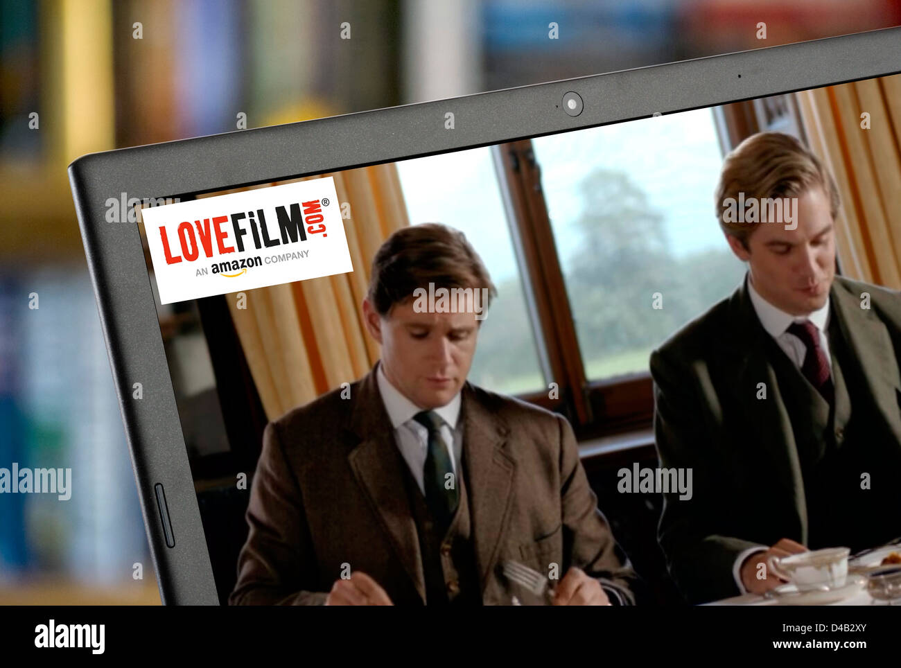 Beobachten Downtown Abbey über LoveFilm online-streaming auf einem Laptop-Computer, UK (Logo nicht sichtbar, während Sie anschauen) Stockfoto