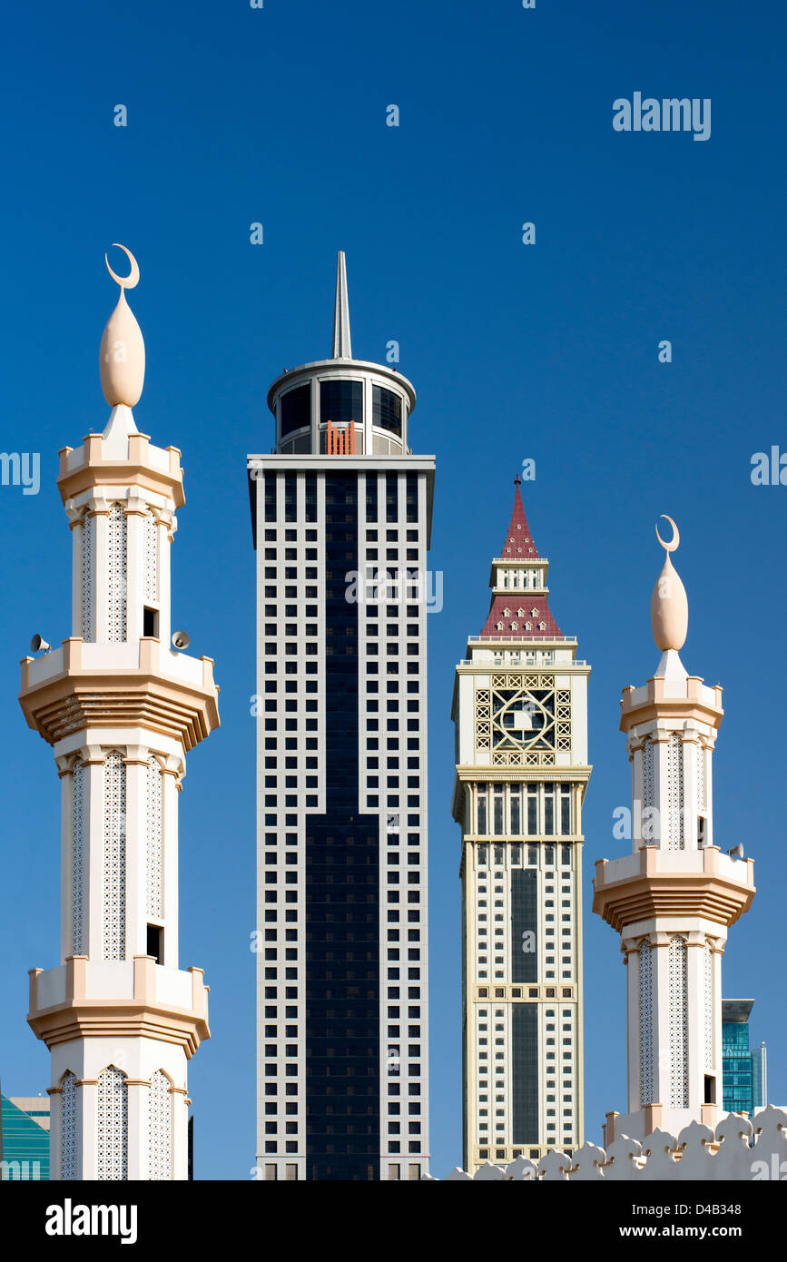 Detail der Kontrast zwischen Moschee Minarette und moderne Wolkenkratzer in Dubai Vereinigte Arabische Emirate Stockfoto