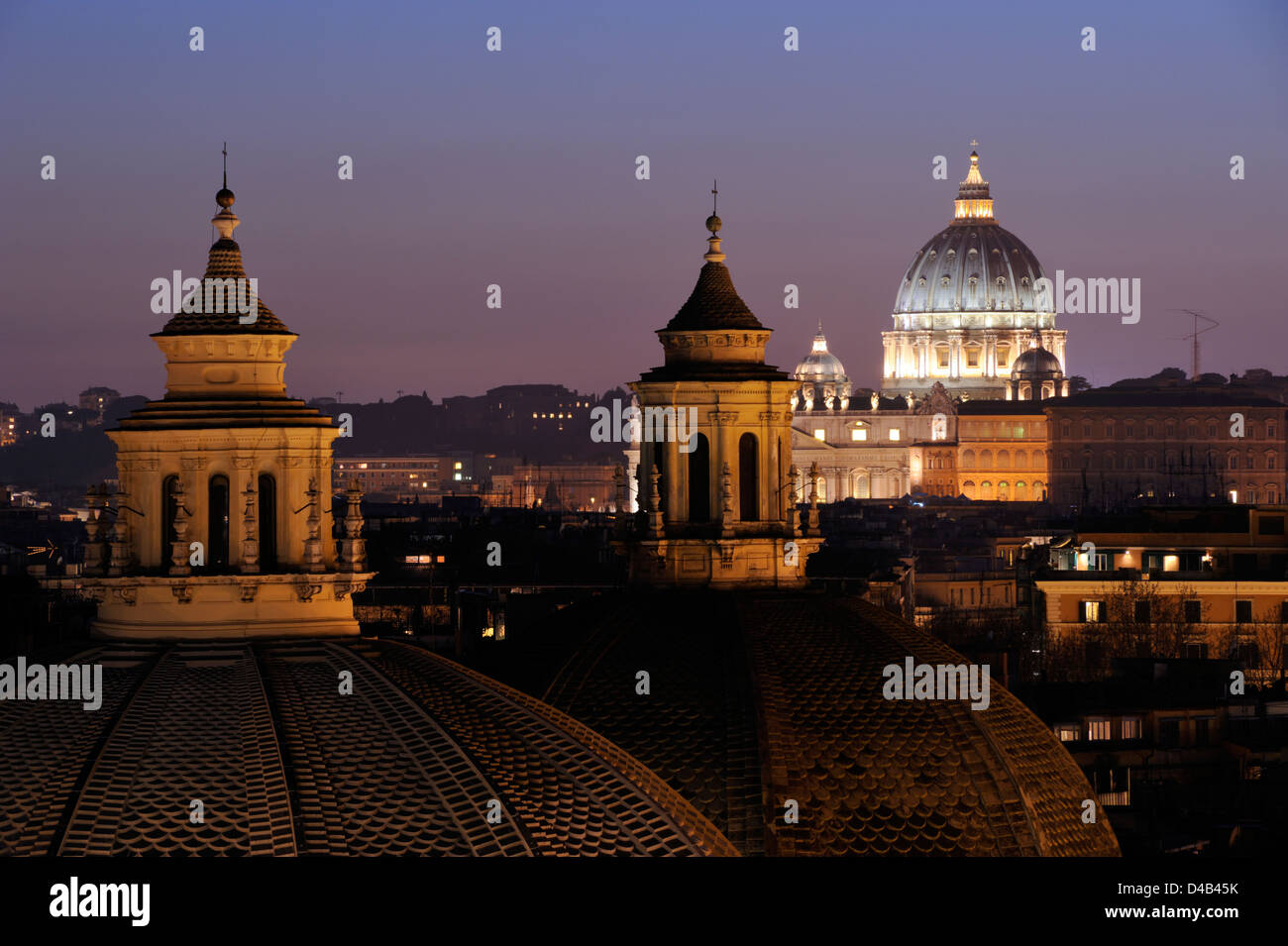 Italien, Rom, die Kuppeln der Santa Maria in Montesanto, Santa Maria dei Miracoli und der Petersdom bei Nacht Stockfoto