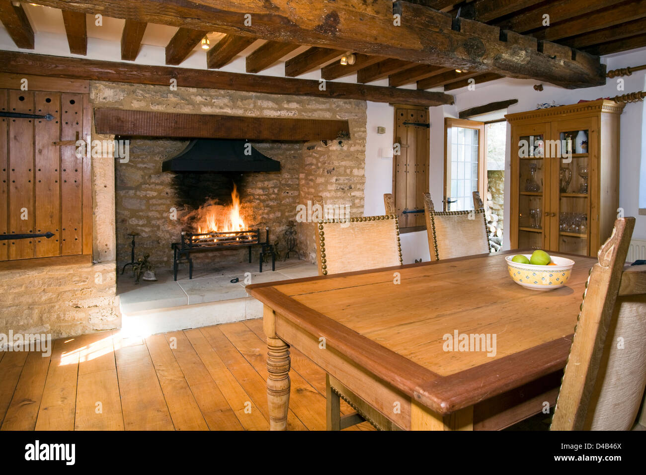 Ein Kunsthandwerk Stil cottage Esszimmer mit einem großen Kamin. Stockfoto