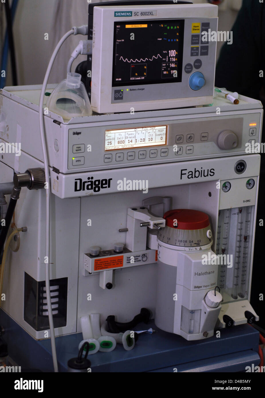 Dieses System löst Narkose in ein Aerosolform, so dass es vom Patienten eingeatmet werden kann. Stockfoto