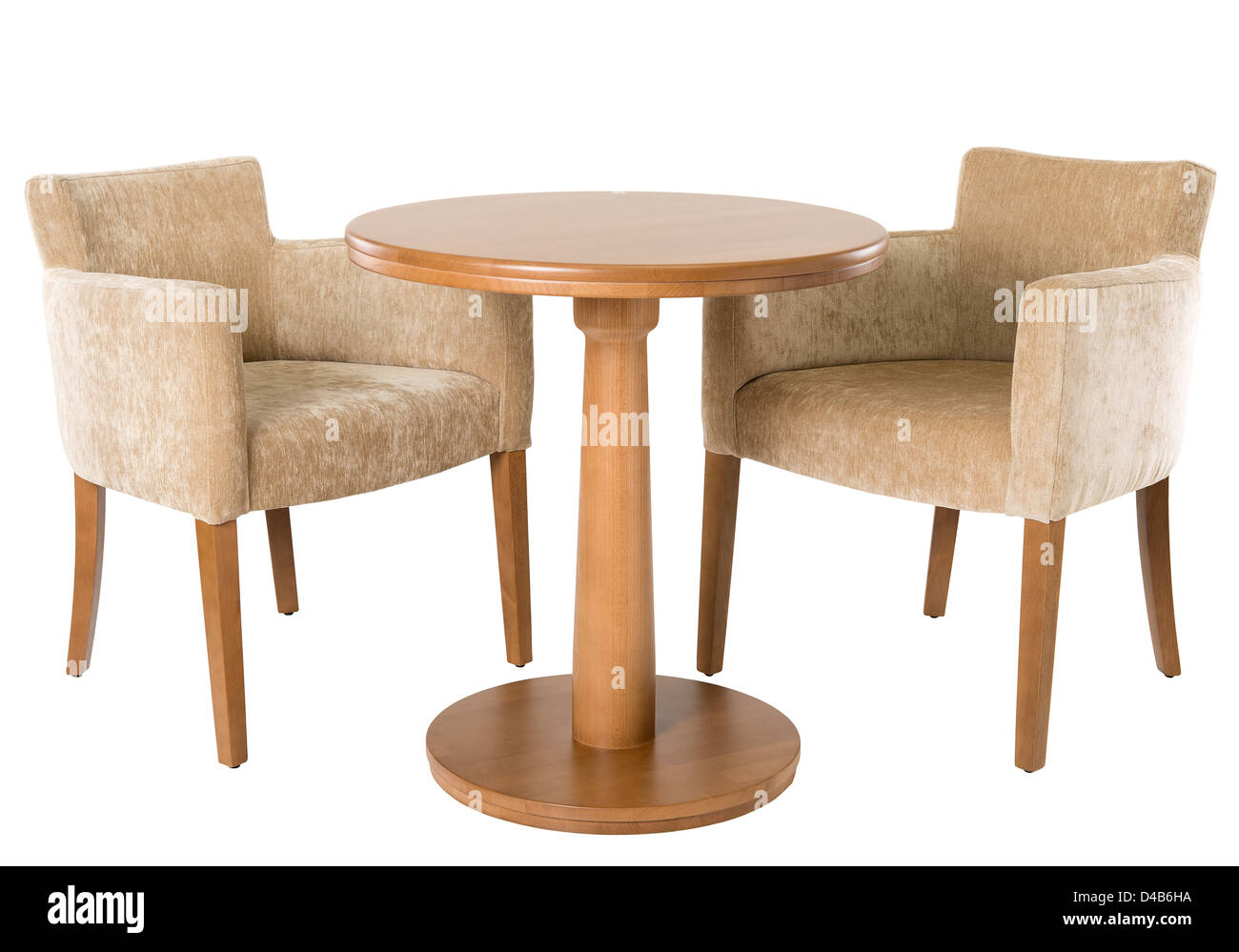 Holztisch und Sesseln auf weiß Stockfoto