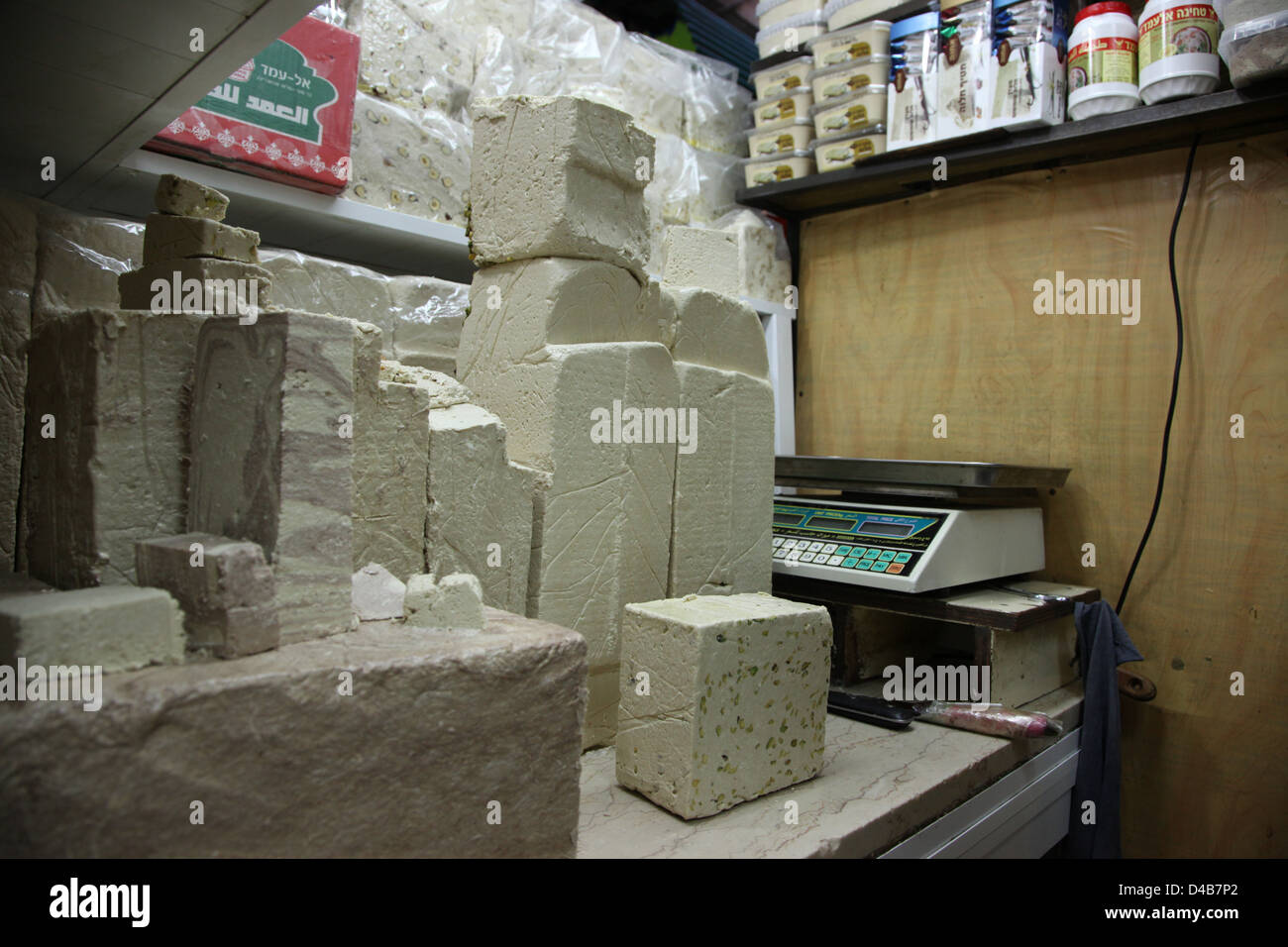 Halva auf Verkauf, alte Stadtmarkt in Jerusalem, Israel Stockfoto