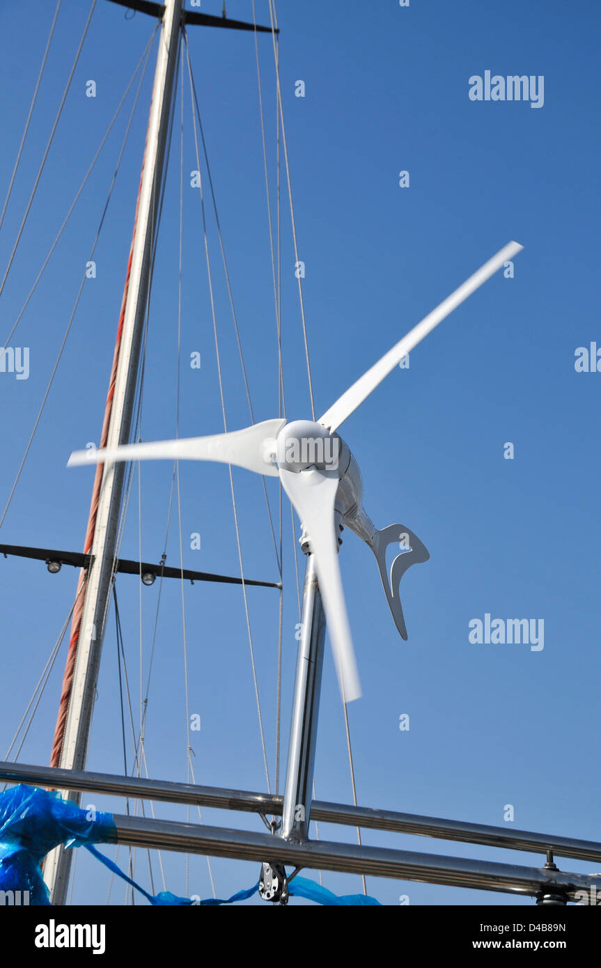 Windkraftanlage auf yacht Stockfoto