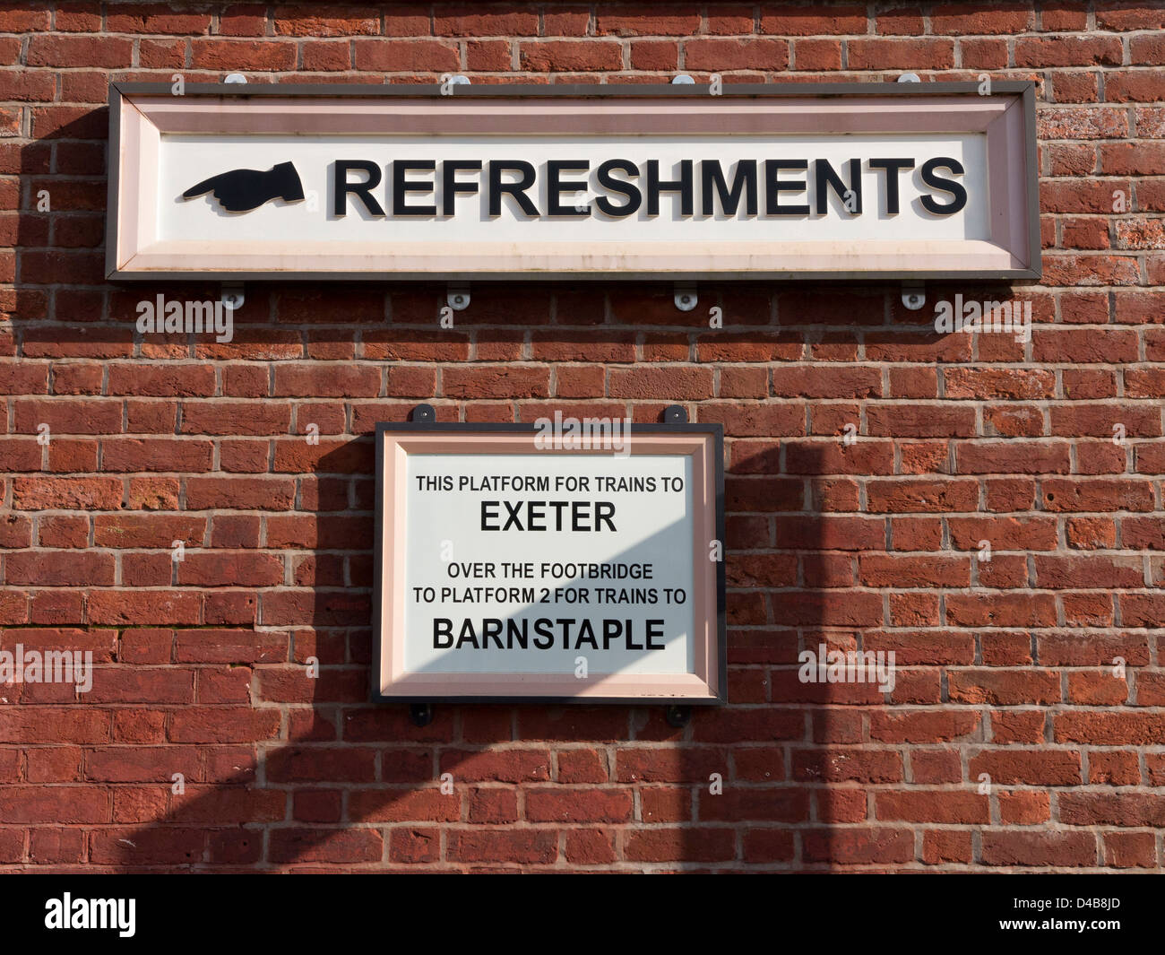Alte Schilder am Bahnhof Crediton, Erfrischungen und Plattforminformationen in Crediton, Devon, England Stockfoto