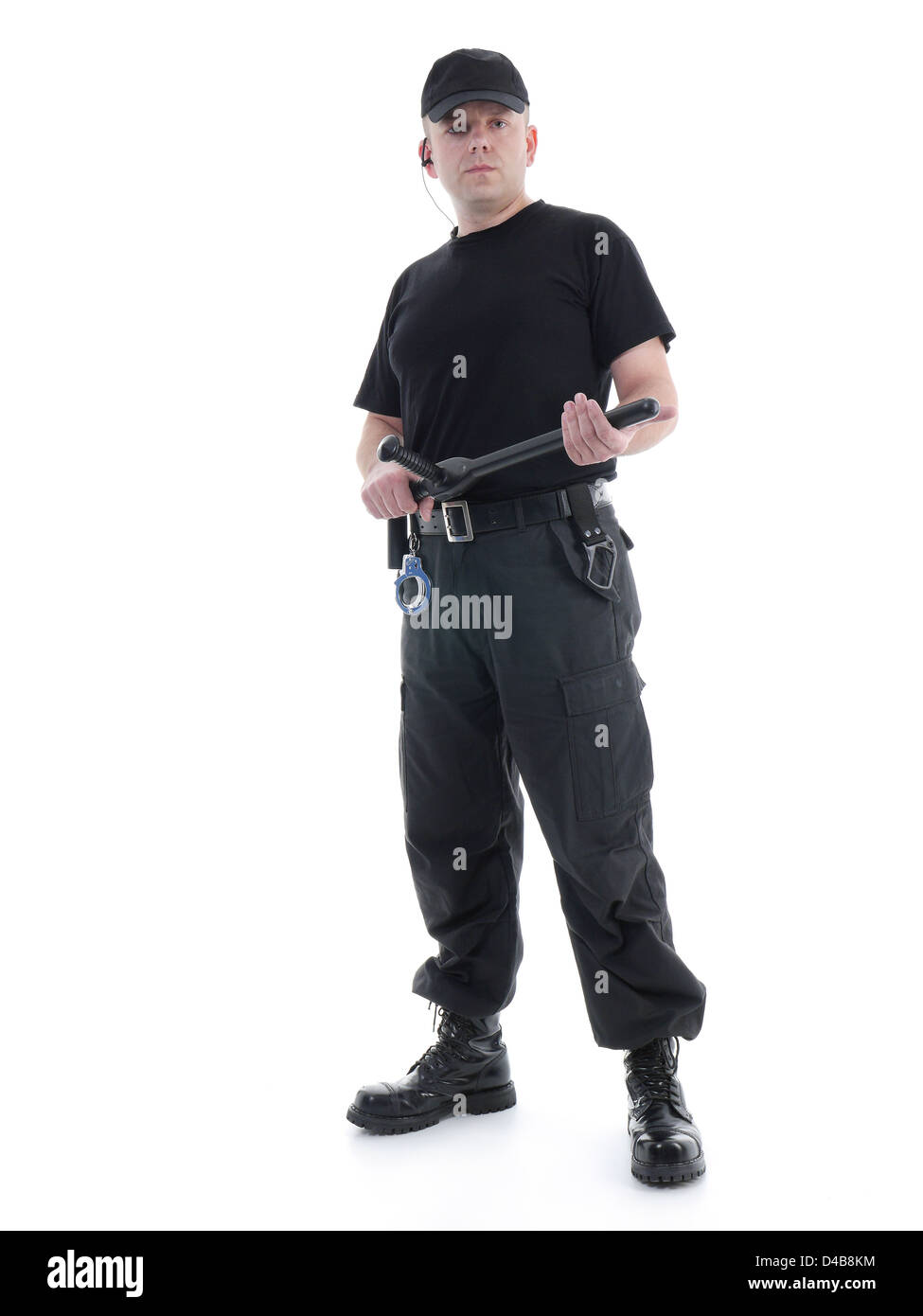 Security-Mann in schwarzer Uniform Polizei Club in beiden Händen stehen selbstbewusst, hält Schuss auf weiß Stockfoto