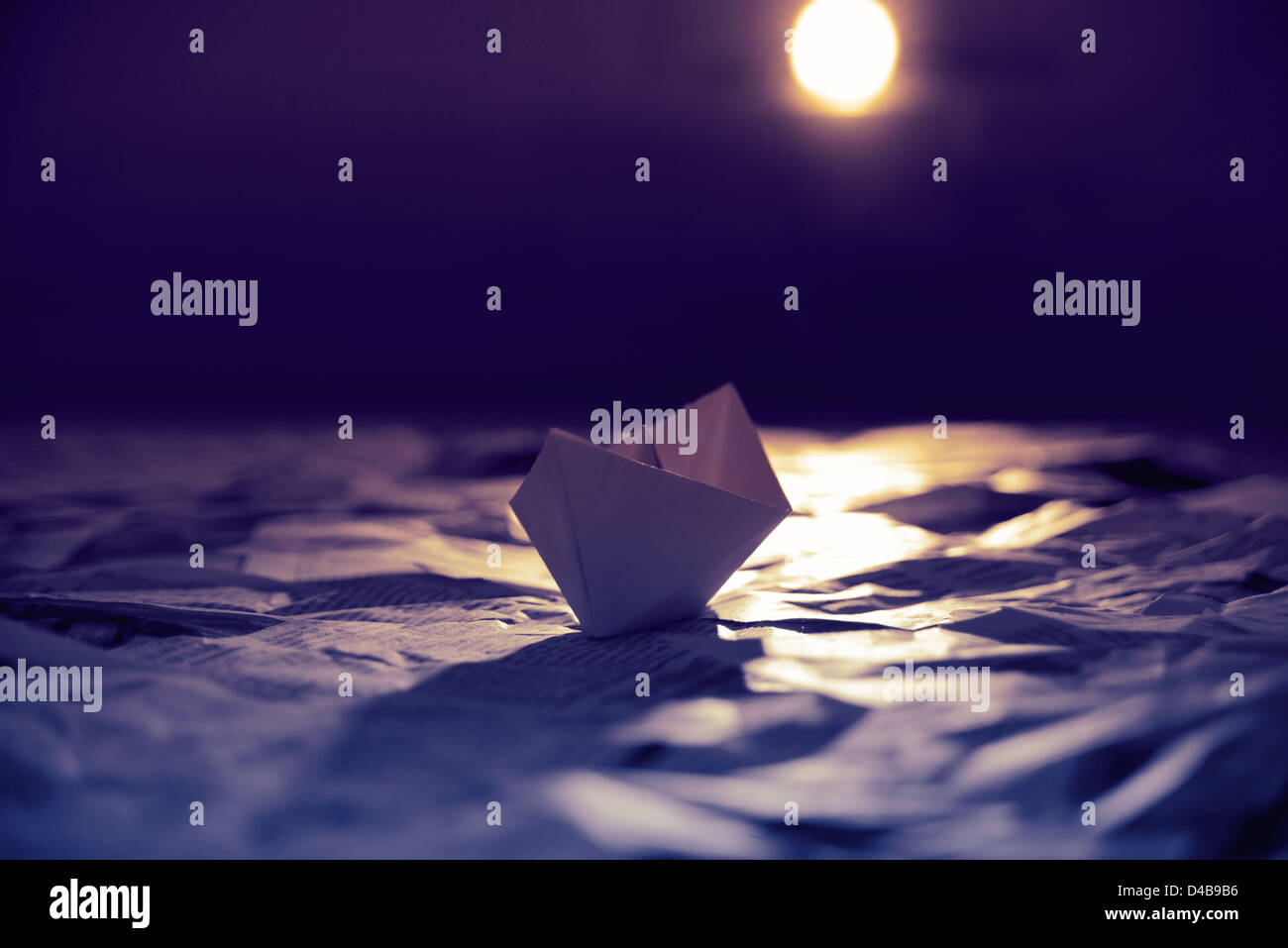 Schiff fährt auf einem Papier-Ozean Stockfoto