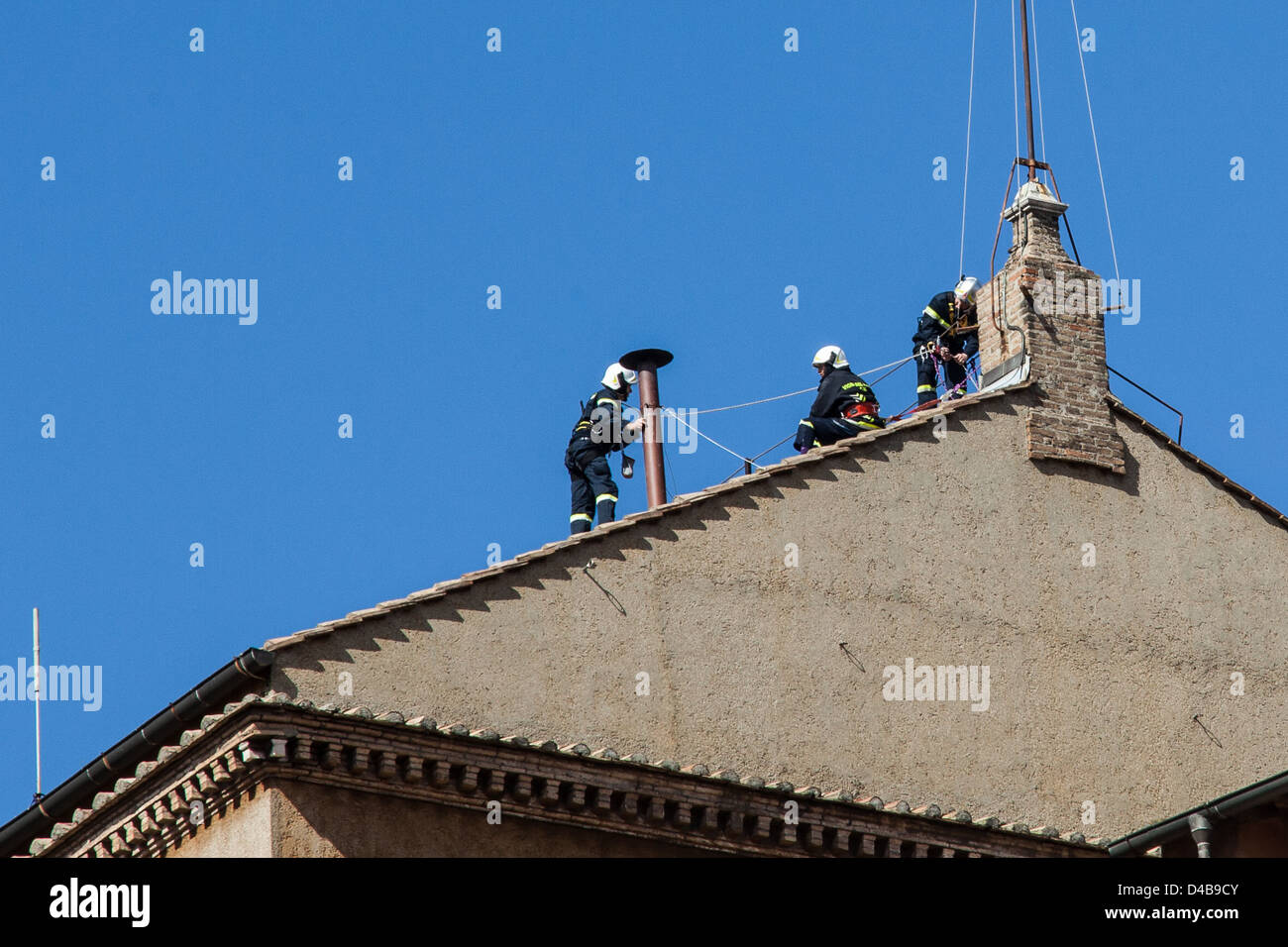 Vatikan Feuerwehr installieren einen Schornstein auf dem Dach der Sixtinischen Kapelle für das nächste Konklave Stockfoto