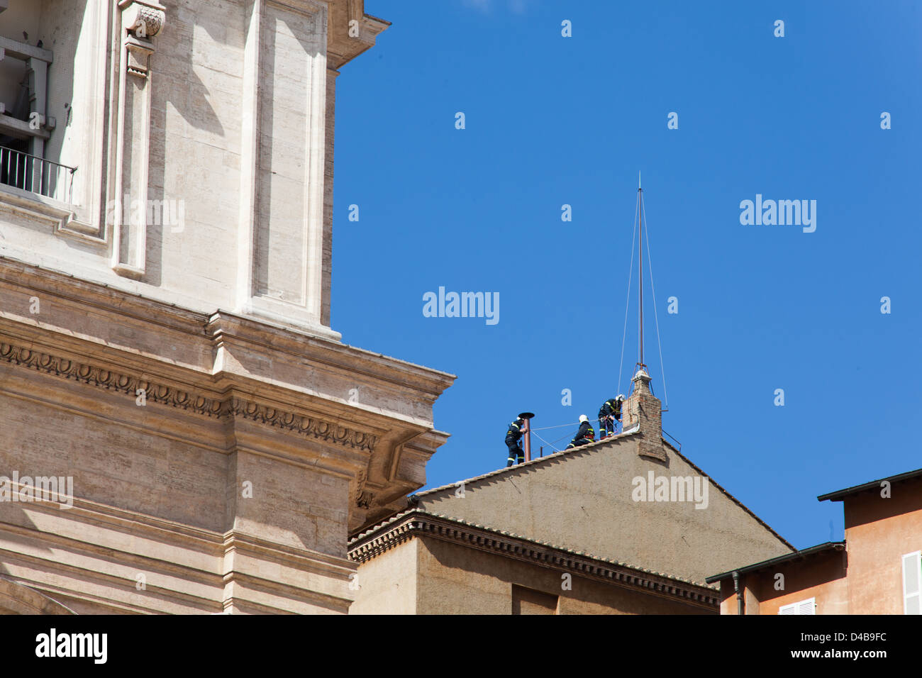 Vatikan Feuerwehr installieren einen Schornstein auf dem Dach der Sixtinischen Kapelle für das nächste Konklave Stockfoto