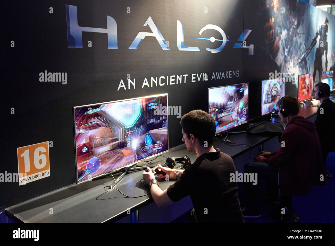Besucher ausprobieren unveröffentlichte Computerspiel Halo 4 auf der Eurogamer Expo in Earls Court London Stockfoto