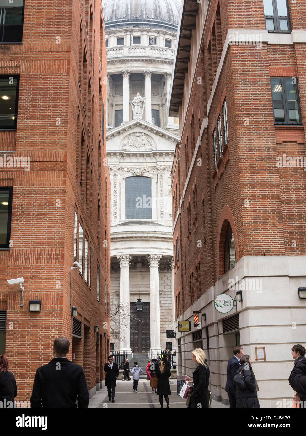 St. Pauls Cathedral von Paternoster Square, London, England Stockfoto