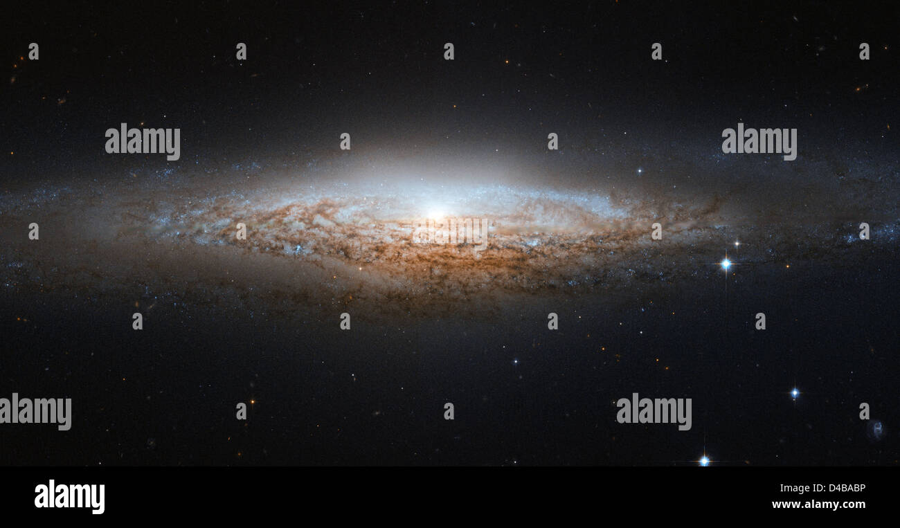 Das Hubble-Weltraumteleskop nahm ein Bild einer Galaxie auf, von der einige glauben, dass sie einem UFO ähneln könnte, und zeigte ihre detaillierte Struktur und Sternentstehungsaktivitäten. Stockfoto