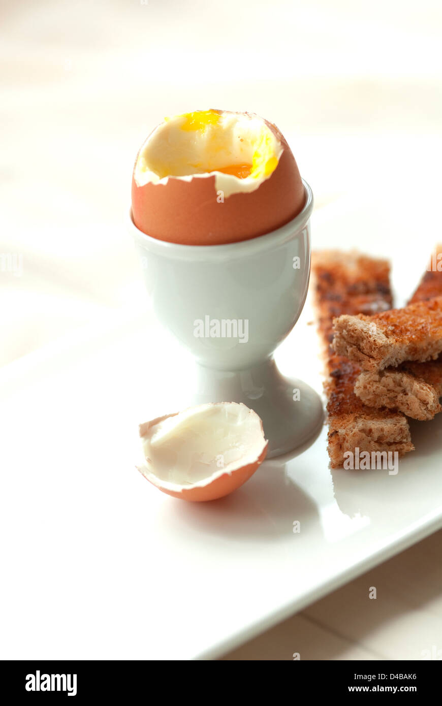 eine Nahaufnahme der Lebensmittel Bild ein gekochtes Ei mit Vollkornbrot Toast Soldaten Stockfoto