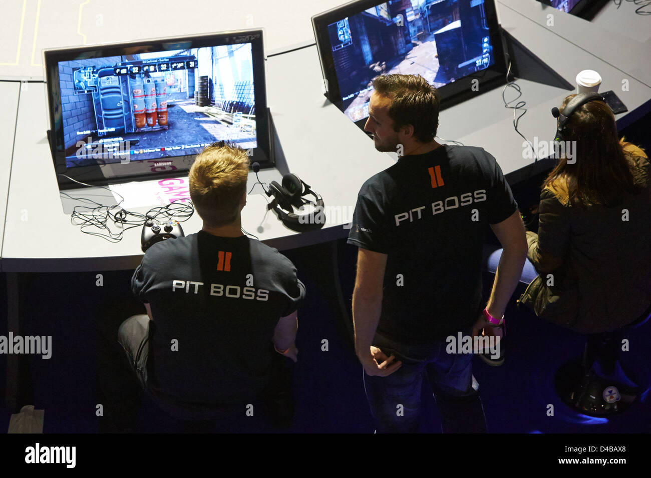 Besucher konkurrieren in einem Mehrspieler-Turnier des Computerspiels Call of Duty Black Ops 2 auf der Eurogamer Expo in Earls Court Stockfoto