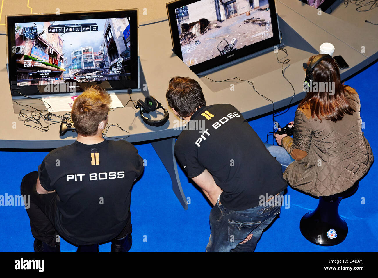 Besucher konkurrieren in einem Mehrspieler-Turnier des Computerspiels Call of Duty Black Ops 2 auf der Eurogamer Expo in Earls Court Stockfoto