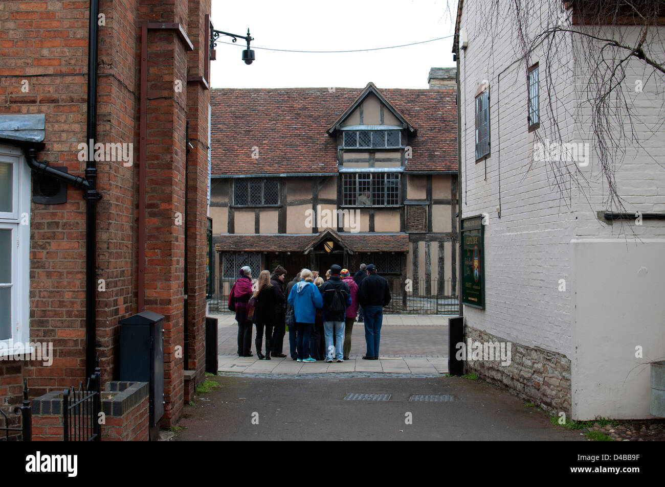 Ungewohnter Anblick von Shakespeares Geburtshaus mit Reisegruppe, London, UK Stockfoto