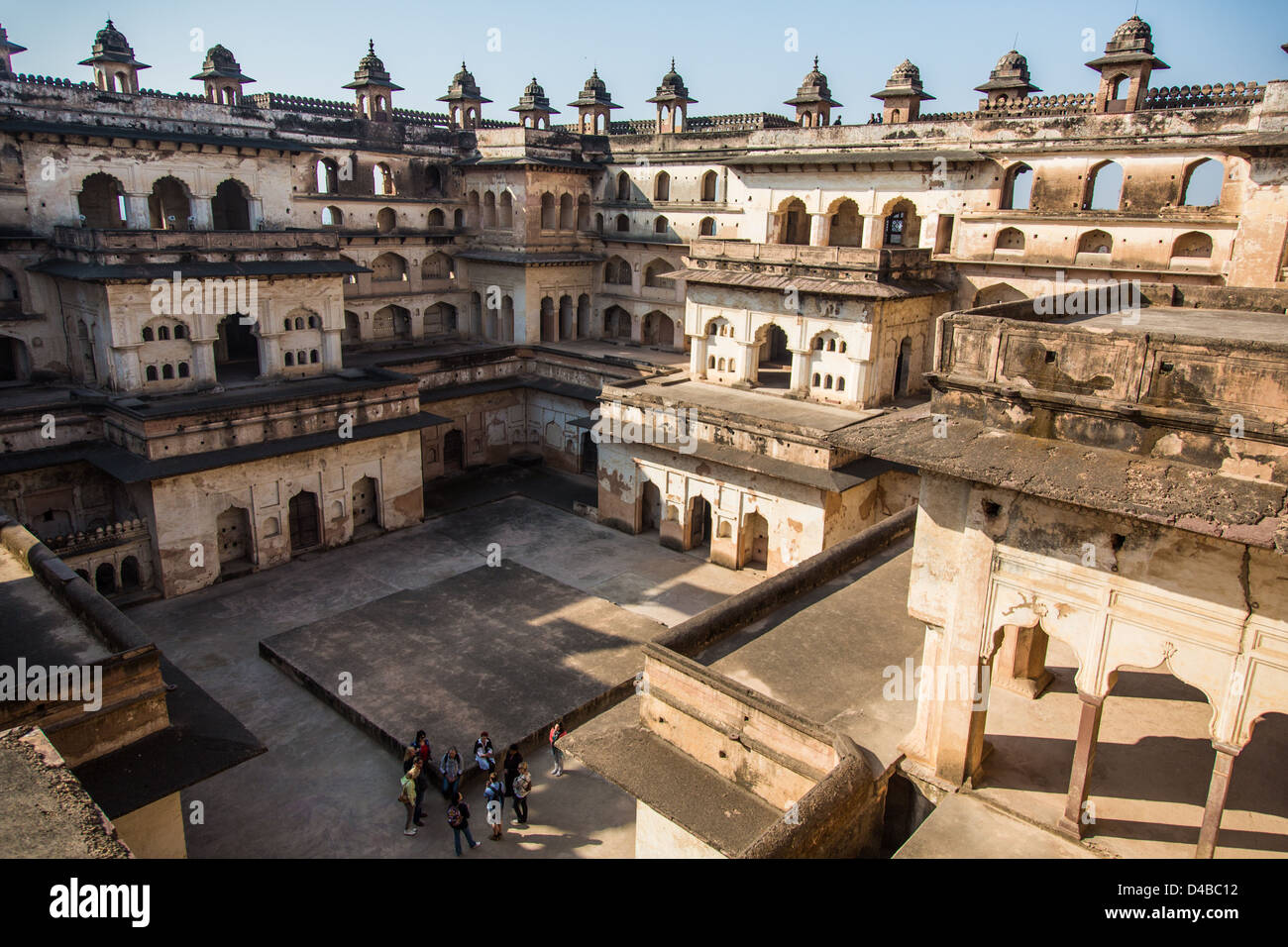 Touristen in Raja Mahal innerhalb Orchha Forts, Orchha, Indien Stockfoto