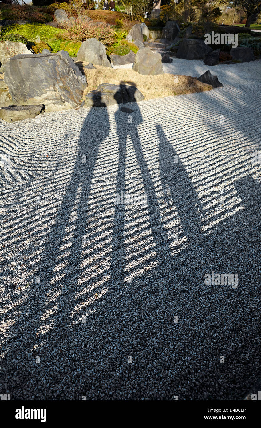 Schatten der Familie am japanischen Garten Stockfoto