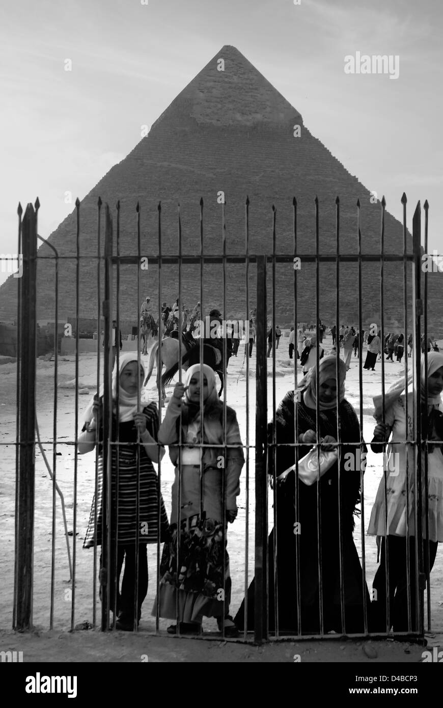 Arabische Frauen und Mädchen hinter Sicherheitszaun, die große Pyramide Stockfoto