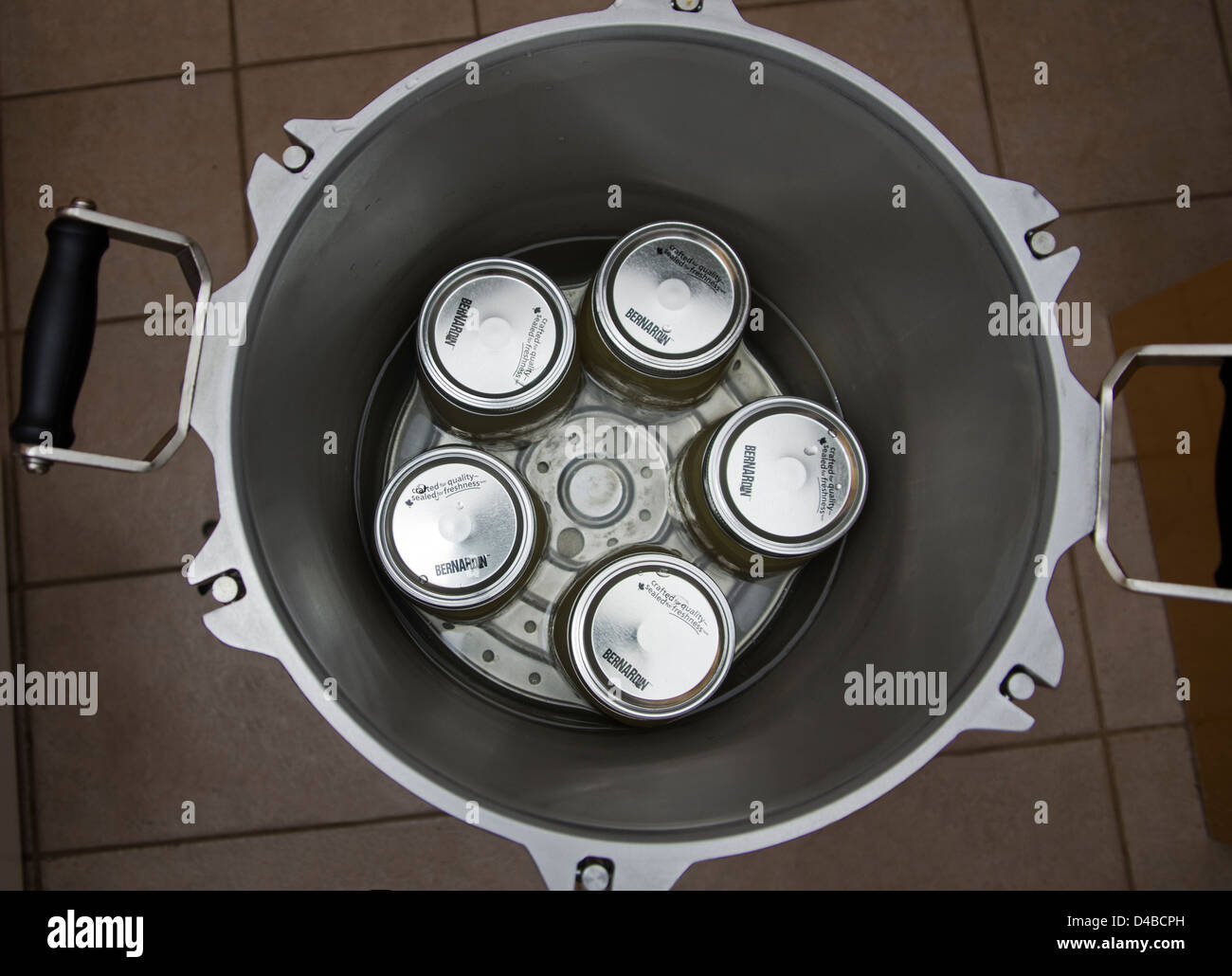 Gläser in einem Dampf-Druck-Eindoser Stockfoto
