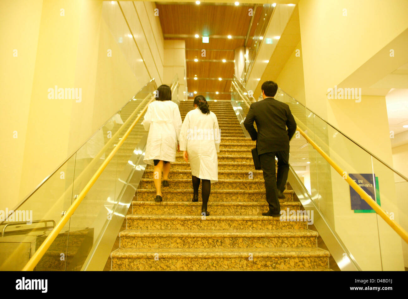 Student doctors walk up stairs Stockfoto