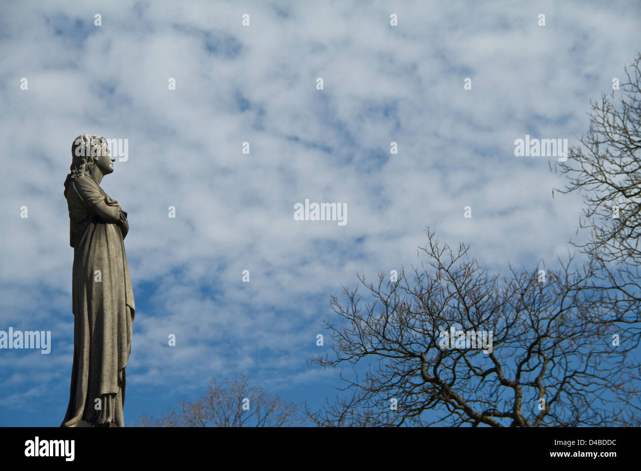 Weibliche Statue im Friedhof Stockfoto