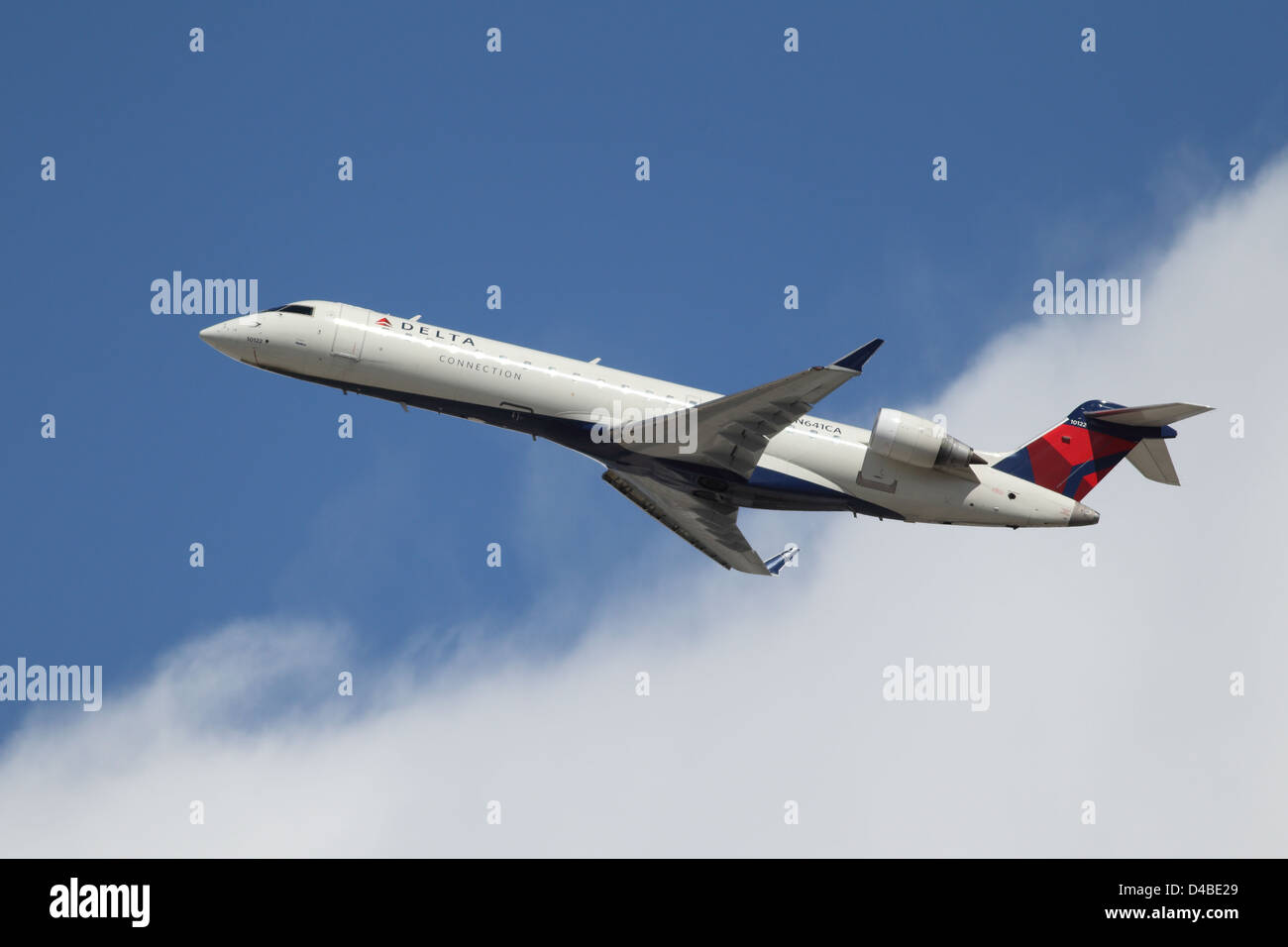 LOS ANGELES, Kalifornien, USA - 8. März 2013 - Delta Verbindung Bombardier CRJ-701 startet vom Flughafen Los Angeles Stockfoto