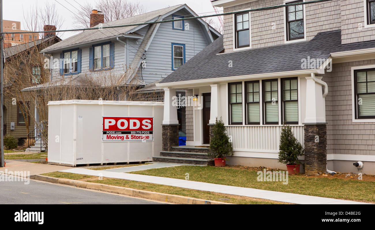 ARLINGTON, VIRGINIA, USA - PODS Vorratsbehälter vor den Häusern. Stockfoto