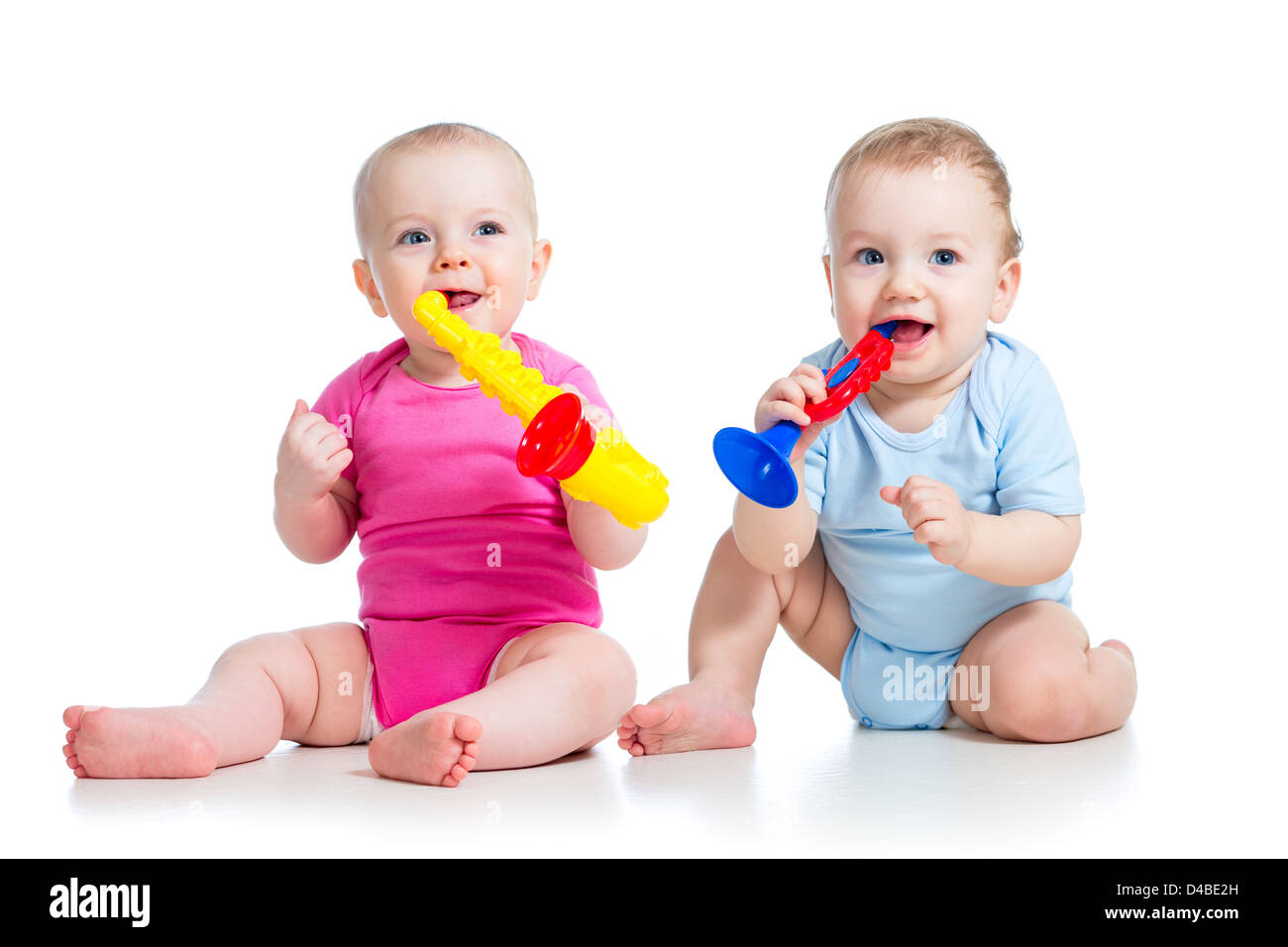 Lustige Kinder-Mädchen und Jungen spielen mit Spieluhr. Isoliert auf weißem Hintergrund Stockfoto