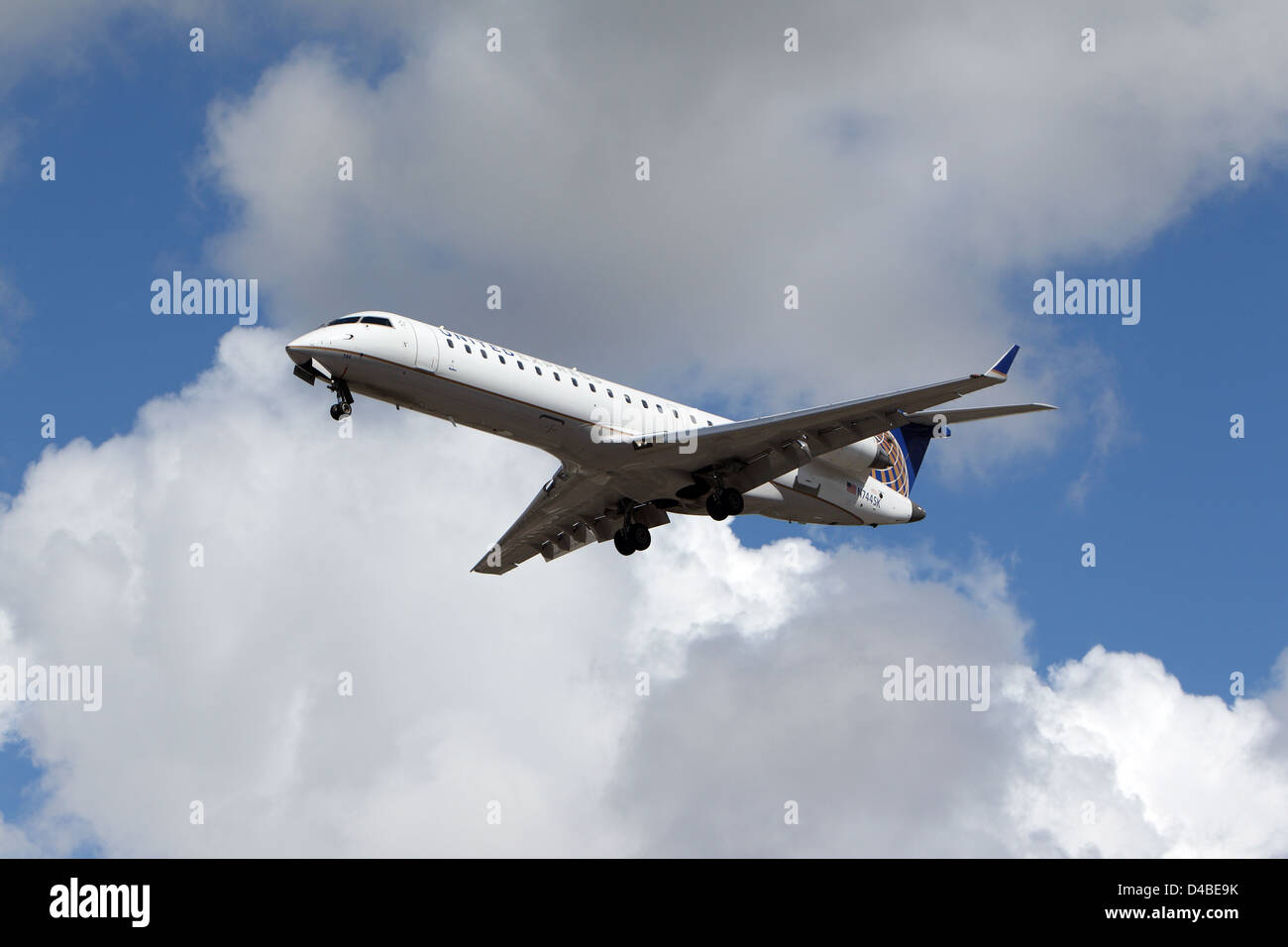 LOS ANGELES, Kalifornien, USA - 8. März 2013 - United Express Bombardier CRJ-701 startet vom Flughafen Los Angeles Stockfoto