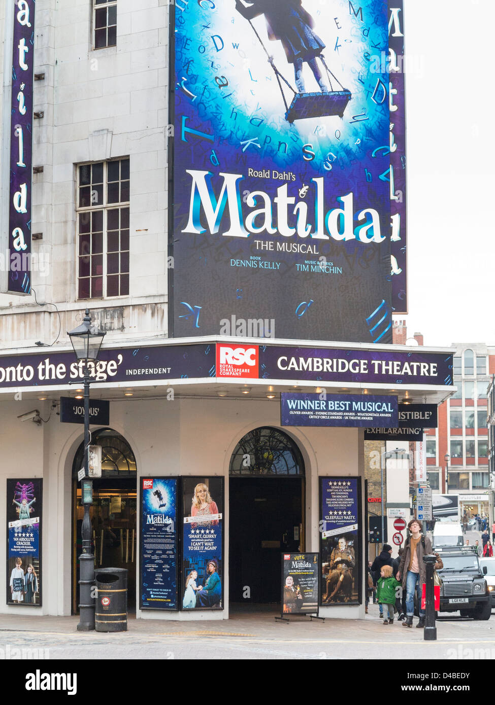 Cambridge Theatre mit Zeichen für die musikalische Matilda in London, England Stockfoto