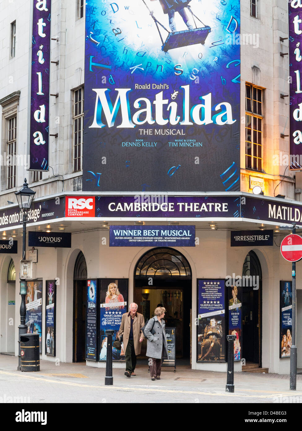 Cambridge Theatre mit Zeichen für die musikalische Matilda in London, England Stockfoto