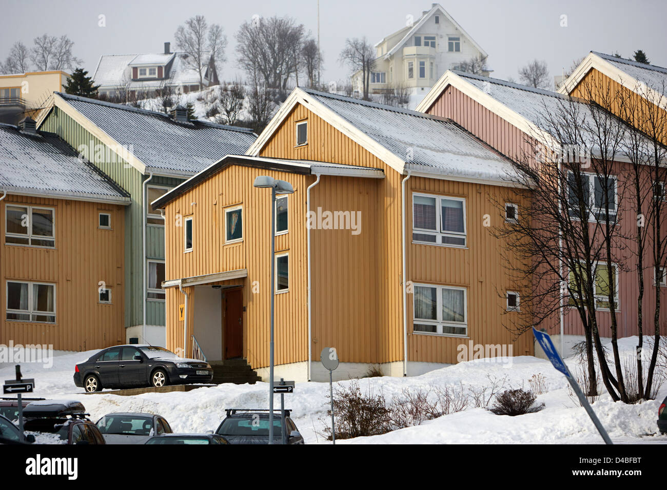 Reihe von Holzhäusern errichtet auf einer steilen Straße in Tromso Troms-Norwegen-Europa Stockfoto