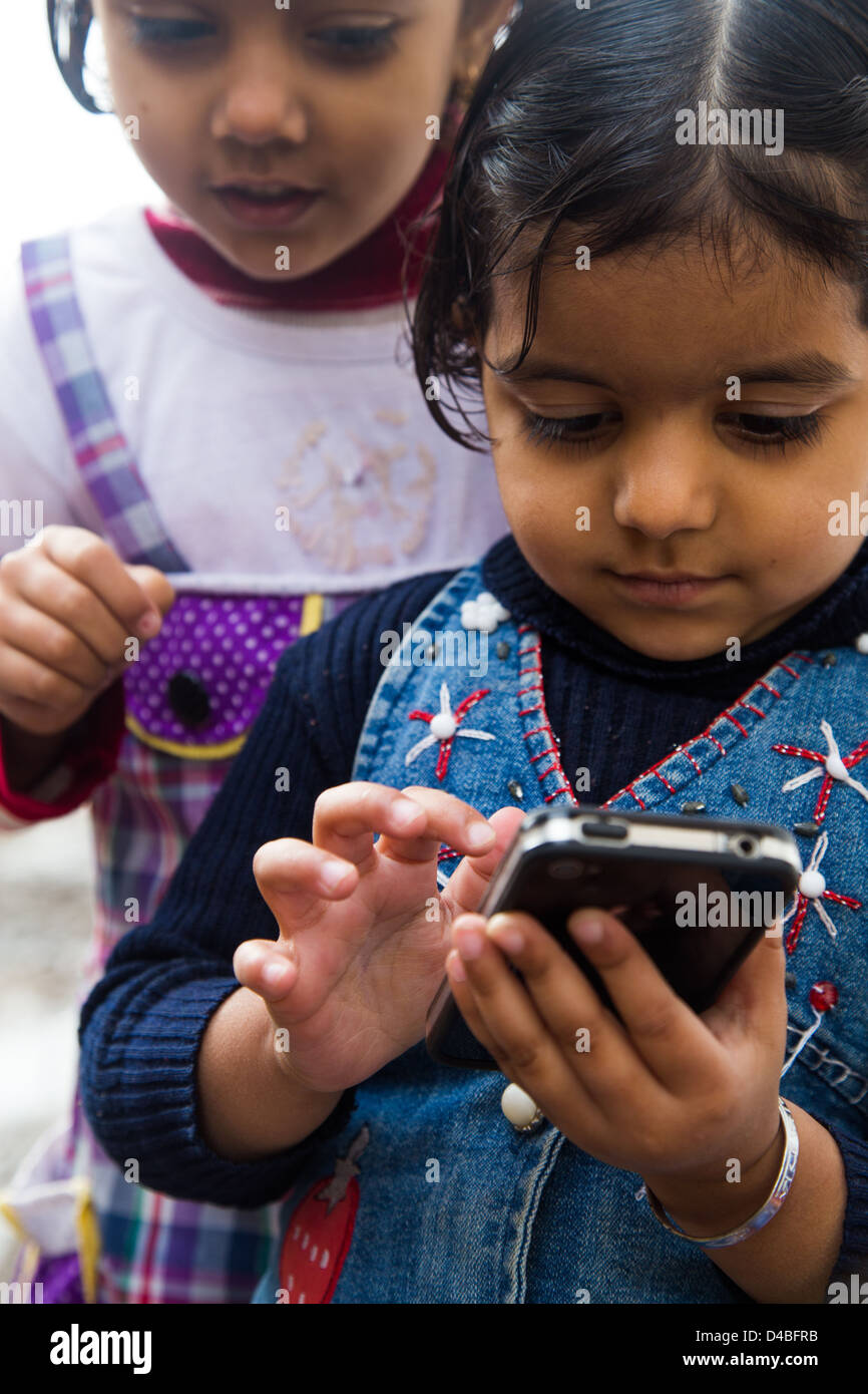Junge Inderin mit einem iPhone 4 in Delhi, Indien Stockfoto